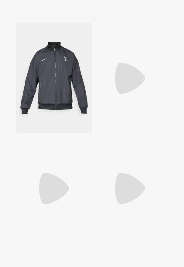 Nike sort løbejakke med høj krave, frontlynlås, tekstureret mønster, hvide logo accenter samt elastiske manchetter og kant.; Hvid langærmet fodboldtrøje med marineblå detaljer, der har Tottenham Hotspur-logoet og "AIA" i rødt hen over fronten.; Lys grå Nike joggingbukser med sorte detaljer. Har broderede logoer, elastisk talje med snor og manchetter ved anklerne.; Sort lædersneaker med tekstureret overflade, hvid Nike swoosh, grå sål, rund tå og snørebåndsdesign. Har perforeringer på tåboksen.
