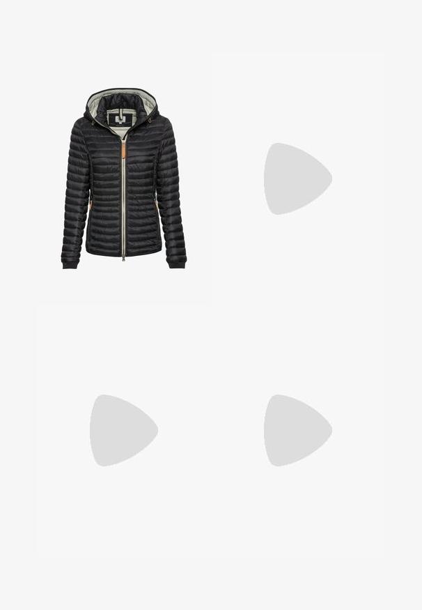 Sort polstret jakke med foret hætte, lynlåslukning, elastiske manchetter, sidelommer og brun læderdetalje nær lynlåsen.; Sort turtleneck sweater lavet af blød strikket stof. Har lange ærmer og et tætsiddende design med en lige kant.; Sorte leggings lavet af strækbart stof; har en glat overflade, fuld længde design og en elastisk talje uden synlige sømme.; Sort læder ankelstøvle med rund tå, snørebånd foran og struktureret gummisål. Har en hanke bagpå og forstærket syning.