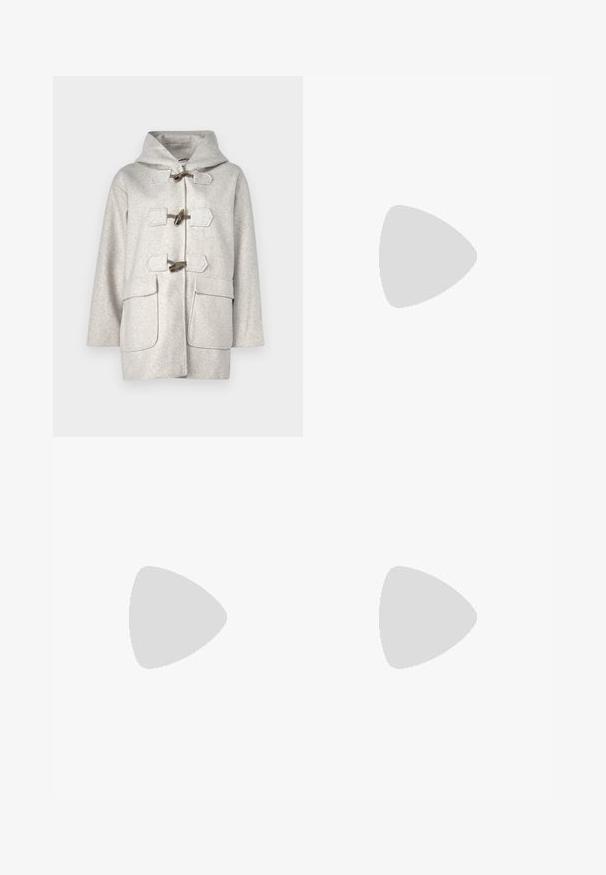 Lys grå ullkåpe med hette, toggle-lukking, to store frontlommer og sydd detaljer langs kantene.; Kortsleeve svart bomullstop med volangkant og sløyfebånddetaljer på ermene. Har rund hals og en avslappet passform.; Svart vide bukser med høy midje, knappdetaljer på midjebåndet og frontplisser.; Sorte skinnpumper med spiss tå og lav blokkhelt. Har ankelrem med gullfarget spenne. Glatt tekstur.; Svart håndveske med strukturert form, jevn tekstur og metallisk lås. Kombinert med brede svarte bukser og sandaler med åpen tå på tregulv.