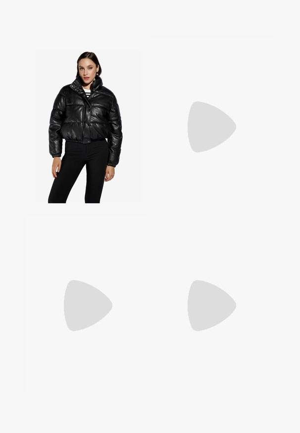 Černá kožená zkrácená péřová bunda s vysokým límcem, zapínáním na patentky, elastickým pasem a prošívanou texturou. V kombinaci s černými kalhotami.; Černý krátký rukáv top vyrobený z hladké látky; má drapovaný výstřih a asymetrický lem, s přiléhavým střihem.; Černé kalhoty s rovným střihem, s předními kapsami a bočními rozparky na lemu. Vyrobené z jemné, hladké tkaniny. Vhodné na různé příležitosti.; Černé lakované kožené lodičky na pásku s špičatou špičkou a geometrickým blokovým podpatkem. Vyznačují se elegantním, minimalistickým designem a hladkým povrchem.