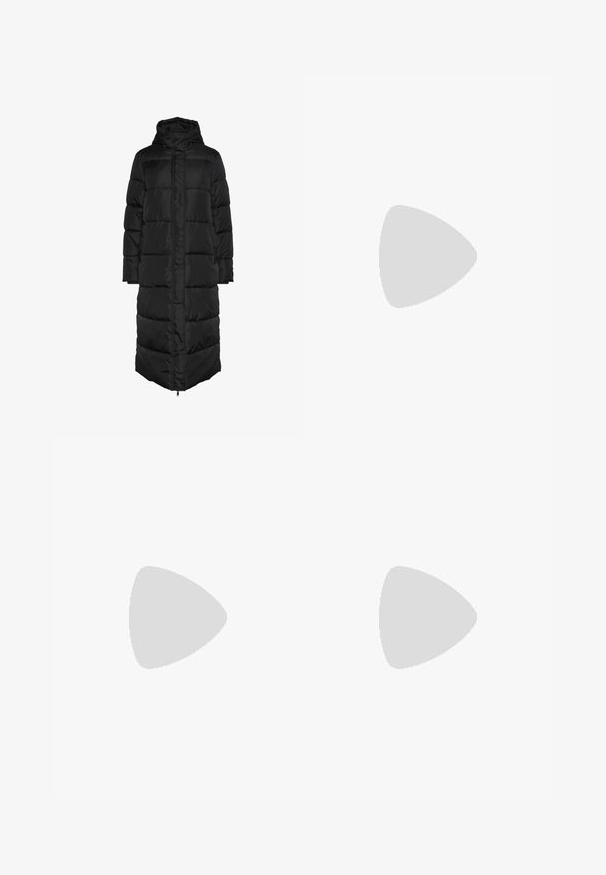 Casaco puffer preto, longo, com capuz e design acolchoado, apresentando um fecho à frente e grandes painéis almofadados para isolamento. Textura suave.; Camisola de gola alta de mangas longas, feita de um tecido liso e elástico. Apresenta um colarinho alto e um design ajustado, sem padrões ou adornos visíveis.; Jeans de perna larga em azul-claro, feitos de denim, com cintura alta, design de cinco bolsos e um desvanecimento sutil para um aspeto usado.; Tênis plataforma brancos feitos de material sintético suave, apresentando ponta arredondada, design com cadarços e sola de borracha texturizada. Acento preto no calcanhar.