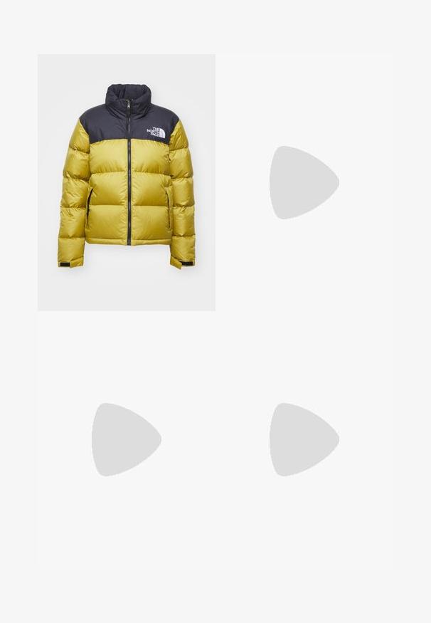 The North Face RETRO NUPTSE JACKET - Jakna ispunjena paperjem - amber green/black; Crna pamučna majica s kratkim rukavima. Ima plavi Nike logo i tekst "SPORTSKE ODJELE" na prednjoj strani. Klasična okrugla izreza.; Crne hlače širokih nogavica izrađene od lagane tkanine, sa tamnoplavim bočnim panelom i elastičnom stražnjom trakom. Mali bijeli logo je na dnu.; Crne kožne i sintetičke tenisice s bijelim Nike swooshom, gumeni potplat, okrugli vrh i crne vezice. Vidljive rebraste bijele čarape.