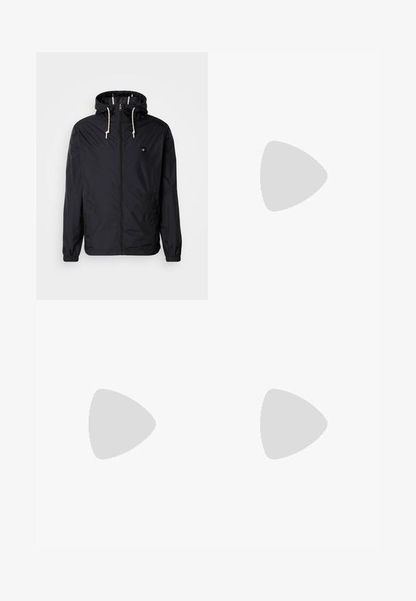 Sort letvægtsjakke med hætte, frontlynlås, elastiske manchetter, dobbelte sidelommer og kontrasterende snore. Glat, vandafvisende stof.; Sort kortærmet T-shirt lavet af en glat bomuldsblanding, med en rund halsudskæring og et minimalistisk design uden mønstre eller accenter.; Sorte bomuldsbukser med lige pasform, der har knaplukning, bæltestropper og minimalistisk design. Glat tekstur, ingen mønstre.; Sort lavt top lædersneaker med sorte snørebånd og off-white sål vist i sideprofil på hvid baggrund.