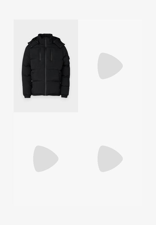 Schwarze Puffjacke mit hohem Kragen, Reißverschluss und zwei mit Reißverschluss versehenen Brusttaschen. Rippbündchen und abnehmbare Kapuze. Glatte Textur des Stoffes.; Schwarzes T-Shirt aus Baumwolle mit kurzen Ärmeln. Auf der Vorderseite befindet sich ein grünes "ROOTS"-Logo, es hat einen runden Halsauschnitt und eine normale Passform.; Schwarze Hose aus glattem Stoff, mit geradem Bein Design, zwei vorderen Falten und einem Standardbund mit Gürtelschlaufen.; Schwarze Low-Top-Sneaker mit weißen Streifen, schwarzen Schnürsenkeln, strukturiertem schwarzen Sohlen und weißem Fersenakzent, mit der Marke "JACK & JONES" an der Seite.