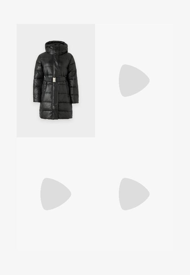 Calvin Klein Jeans PADDED FITTED JACKET - Ziemas mētelis - black; Melnas kokvilnas t-krekls ar klasisku apaļu kakla izgriezumu, īsām piedurknēm un mazu baltu izšūtu "ck" logotipu uz krūtīm.; Melni džinsu auduma platleņķa džinsi ar augstu jostasvietu, piecu kabatu dizainu un sudraba metāla pogu. Audumam ir gluda tekstūra un neliela stiepšanās.; Melnas sporta kurpes ar gludu ādu un zamša paneļiem, plakaniem šņorēm, noapaļotu pirkstu daļu un baltu gumijas zolīti. Izteikts logo uz papēža.