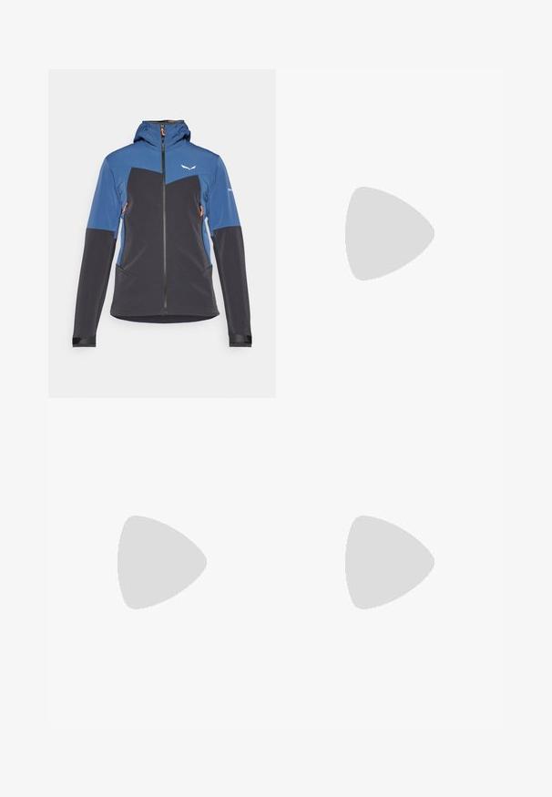 Salewa SELLA JACKET - Veste softshell - dark denim; T-shirt noir à manches courtes en coton, avec un col rond et un petit logo blanc sur le côté supérieur gauche de la poitrine.; Pantalon de sport noir en tissu léger, avec une taille à cordon, des poches latérales et des chevilles resserrées.; Chaussure de trail running noire avec une tige texturée, semelle en caoutchouc et bout renforcé. Présente un col rembourré et une tirette pour un enfilage facile.