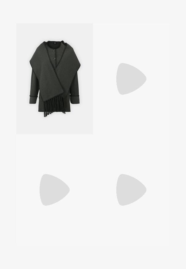 Poncho grigio scuro con scollatura rotonda, due bottoni, dettagli in frange e bordi ondulati, realizzato in un materiale morbido e testurizzato.; Top senza maniche bianco realizzato in tessuto a coste, caratterizzato da un collo arrotondato e una silhouette aderente, con cuciture minime e senza decorazioni.; Jeans flared di colore blu chiaro in denim, dotati di vita alta, design a cinque tasche e una leggera sfumatura verso l'orlo.; Stivali da cowboy in pelle marrone con punta affusolata e tacco a blocco, caratterizzati da dettagliati ricami e accenti rialzati sul gambale.; Borsa a mano in pelle nera con patta e dettaglio in metallo dorato. Include una tracolla nera e un design elegante e minimalista.; Orecchini a cerchio in oro con una fila di strass trasparenti. Presentano catene pendenti allungate per un design moderno. Finitura in metallo liscia.