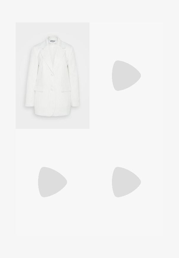 Blazer bianco a righe sottili con due bottoni, rever a lancia e tasche frontali. Il tessuto ha una texture liscia e presenta un motivo a righe verticali.; Top in maglia nera a coste con bordo in pizzo ondulato all'orlo. Presenta spalline sottili e un design aderente. Realizzato in tessuto elasticizzato.; Gonna a tubino nera, arricciata, con dettaglio a fiocco e uno spacco laterale. Realizzata in un tessuto elasticizzato, presenta una texture liscia e un design aderente.; Stivaletti neri con tacco alto, dotati di una parte superiore in tessuto a coste simile a una calza, superficie liscia, punta arrotondata e un tacco a blocco per maggiore stabilità.