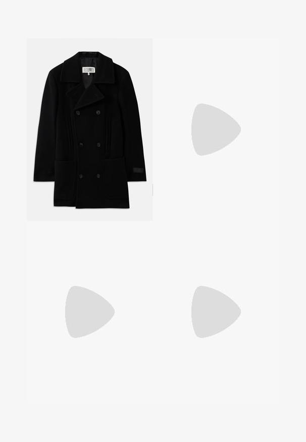 Palton dublu din lână, de culoare neagră, cu guler lat, două buzunare în față și accente verticale subtile pe laturi.; Tricou din bumbac negru, cu guler rotund, mâneci scurte și un imprimeu alb cu logo pe partea stângă a pieptului. Design simplu, de culoare uniformă.; Pantaloni pentru bărbați, slim-fit, de culoare albă-murdară, cu bucle pentru centură, închidere cu nasture, pliuri frontale și tivuri mansetate, expuși plat pe un fundal alb.; Pantofii negri din material textil, cu accent din piele netedă pe partea superioară, design cu vârf rotund și talpă din cauciuc de profil redus.