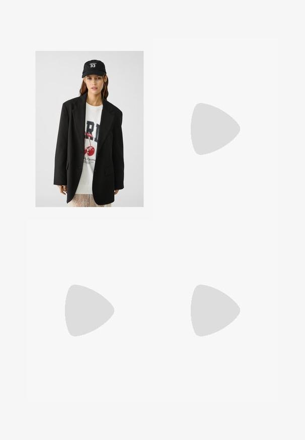 Schwarzes Blazer mit Revers, getragen über einem weißen Sweatshirt mit grafischem Aufdruck in Form roter Kirschen. Abgerundet mit einer schwarzen Baseballkappe.; Langärmliger Body in tiefem Rot, mit drapierter Stoffe, rundem Ausschnitt und Druckknopfverschluss am Boden, gefertigt aus weichem Stretchmaterial.; Schwarze weite Jeans aus Denim mit fünf Taschen, Kupferrivets und einem klassischen Knopfverschluss. Glatte Textur mit einem klaren Design.; Schwarze Ballerinas aus glänzendem Leder mit runder Spitze und flacher, niedriger Sohle. Sie haben eine glatte Textur und ein einfaches, elegantes Design.