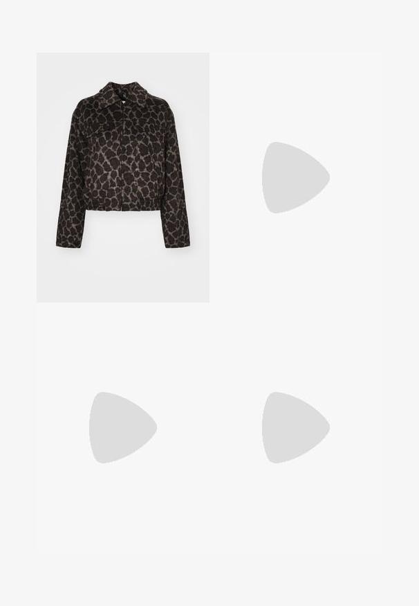 ONLY ONLEMILIA LEO JACKET - Leichte Jacke - chocolate torte; Fleece-Pullover in Creme mit schwarzen Tribal-Mustern. Verfügt über einen halben Reißverschlusskragen und lange Ärmel. Weicher Stoff und lockere Passform.; Drei Tanktops in Mintgrün, Schwarz und Beige; aus geripptem Stoff mit Rundhalsausschnitt und ohne Ärmel. Markenlabel sichtbar.; Dunkelblaue Jeans-Bleistiftrock mit vorderem Knopfverschluss, vertikalen Nahtdetails und einem klassischen Saum.; Grüne Bomberjacke über einem hellgelben Polo, kombiniert mit lockeren blauen Jeans und weißen Sneakers. Glatte Stoffe, entspannte Passform, minimalistische Hardware.; Goldene Metallohrringe mit einer glatten Oberfläche, kreisförmiger Form und einem sicheren Verschluss. Polierte Oberfläche ohne sichtbare Muster oder Akzente.