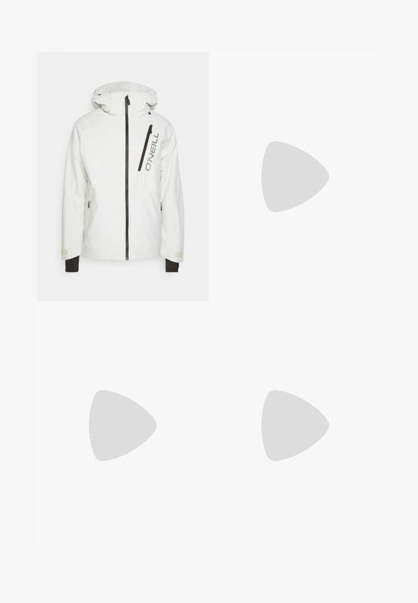 Witte waterdichte jas met een capuchon, voorzien van zwarte ritsen en accenten, een logo op de voorkant en contrasterende zwarte manchetten.; Zwarte katoenen T-shirt met een ronde halslijn en korte mouwen. Bevat een roze Nike-logo aan de bovenkant aan de linkerzijde. Glad textuur.; Witte slim-fit joggerbroek met elastische tailleband en trekkoord, met details aan de zijnaad en een klein zwart label op het rechterbeen.; Witte sportieve sneaker met een gladde bovenkant, vetersluiting, gevoerde zool en een zichtbare luchtunit met rode accenten op de branding.
