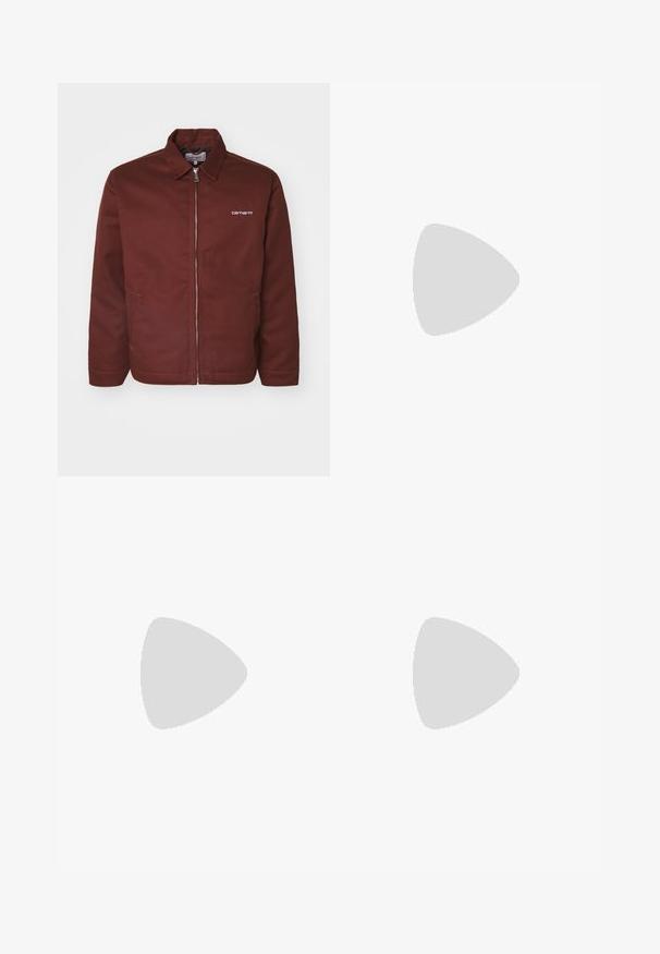Burgundyröd jacka i kraftig tyg med dragkedja, spetsig krage, framfickor och subtil logotypdetalj på vänster bröst.; Marinblå bomull t-shirt med korta ärmar, med guldtexten "Carhartt University" och en logopatch på vänster bröst.; Ljusbeige vida byxor i bomull. Har framfickor och knappstängning. Slät textur med subtila vertikala linjer.; Sneakers med en ljusbeige syntetisk ovandel, vita snörningar och synlig dämpning. Har en slät sula och subtila sidodetaljer.