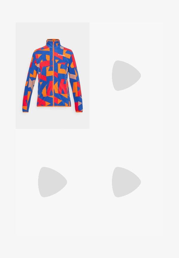 Blaue Fleecejacke mit einem abstrakten Muster in Rot, Orange und Beige. Mit hohem Kragen und durchgehendem Reißverschluss. Markenlogo auf der Brust.; Weißes kurzärmliges Sportshirt aus atmungsaktivem Material, mit einem orangefarbenen "TERREX"-Logo auf der Brust. Einfaches Design mit klaren Linien.; Schwarze Sporthose mit einem elastischen Bund, zwei seitlichen Reißverschlusstaschen und einem Logo am oberen rechten Bein. Glattes, leichtes Material.; Schwarzer Sportschuh mit einem strukturierten Mesh-Obermaterial, verstärkter Zehenpartie, grauen Akzenten, Schnürverschluss und einer robusten Gummisohle.