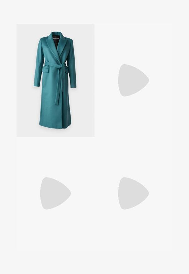 Caban teal, realizat dintr-un material neted, având un rever mare, curea la talie și două buzunare frontale.; Rochie neagră, cu umerii descoperiți, cu decolteu plisat, croi slim și textură fină. Design minimalist, până la genunchi, fără decorațiuni suplimentare.; Pantaloni negri cu picioare largi, cu o textură netedă, având o talie înaltă și pliseuri centrale. Fără modele vizibile sau detalii de hardware.; Pantofi cu toc înalt din piele lăcuită neagră, cu vârf pătrat, curea pentru gleznă și toc gros. Include detalii perforate de-a lungul marginii.