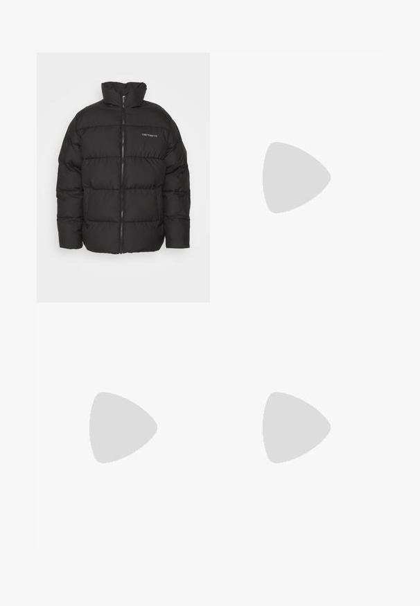 Carhartt WIP SPRINGFIELD JACKET - Téli dzseki - black/blacksmith; Fehér pamut póló rövid ujjal, kerek nyakkivágással és egy kis fekete logóval a bal mellrészen. Puha tapintású és szabványos fazonú.; Fekete cargo nadrág egyenes szárú kialakítással. Tartós anyagból készült, két oldalzsebbel, tépőzáras fedéllel és gombos zipzárral.; Fehér sportcipők texturált burkolattal, vastag talppal és szürke részletekkel. Fehér sportzoknival és zöld rövidnadrággal viselve, kék felületen.