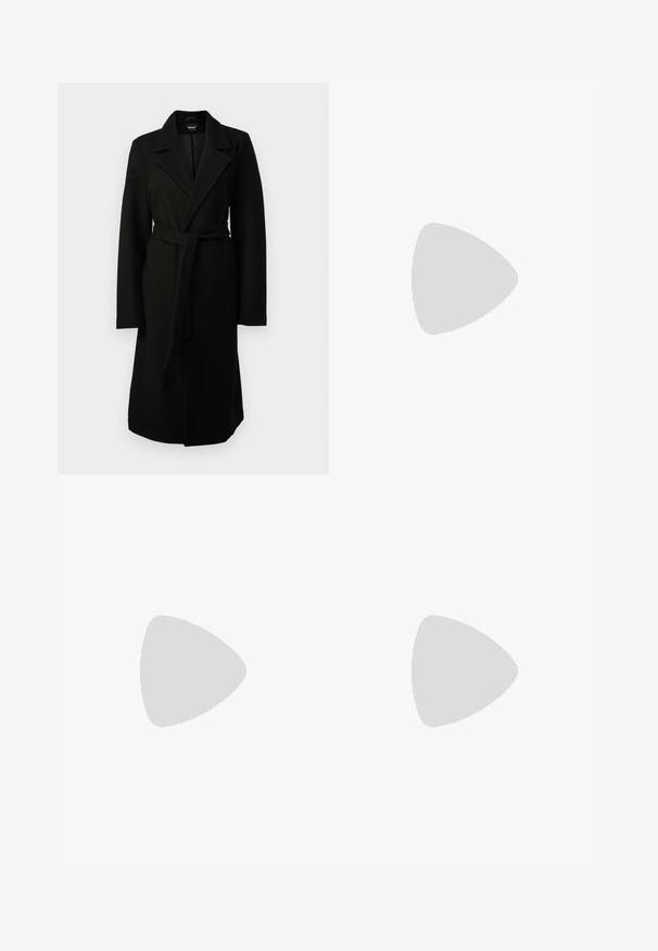 Cappotto nero realizzato in misto lana, con collo a revers, maniche lunghe e una cintura coordinata in vita. Tessuto liscio, design fino al ginocchio.; Maglione nero in maglia con un ampio scollo rotondo, maniche lunghe e orlo a costine. La texture appare morbida e leggermente elastica.; Maglietta nera a maniche lunghe realizzata in tessuto liscio, con scollatura rotonda e dettagli arricciati sulle spalle e sui polsini.; Gonna in satin nera, lunga fino al pavimento, con una texture liscia, vita aderente e silhouette a forma di A, priva di decorazioni visibili o fantasie.; Stivaletti in pelle nera alla caviglia con punta rotonda, lace-up frontale e suola in gomma spessa con battistrada textured. Tassello sul retro.; Orecchini a cerchio color oro, sottili e rotondi, con una finitura metallica liscia e senza decorazioni o motivi.