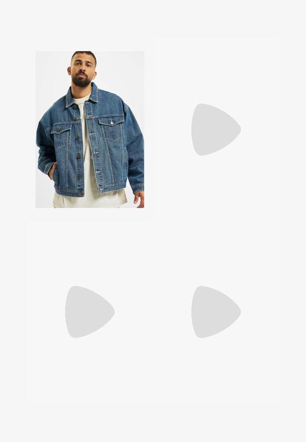 ecko unltd. Džínová bunda - denimblue; Bílý bavlněný tričko s kulatým výstřihem a krátkými rukávy. Uvolněný střih bez viditelných vzorů nebo akcentů. Hladká textura.; Jeany s širokými nohavicemi v světlém šedém odstínu. Mají opraný vzhled, pět kapes a zapínání na knoflík. Materiál je měkký denim.; Černá běžecká bota se stříbrnými akcenty, materiál GORE-TEX, strukturovaná podrážka a barevné šňůrky. Má polstrovanou patu pro podporu.