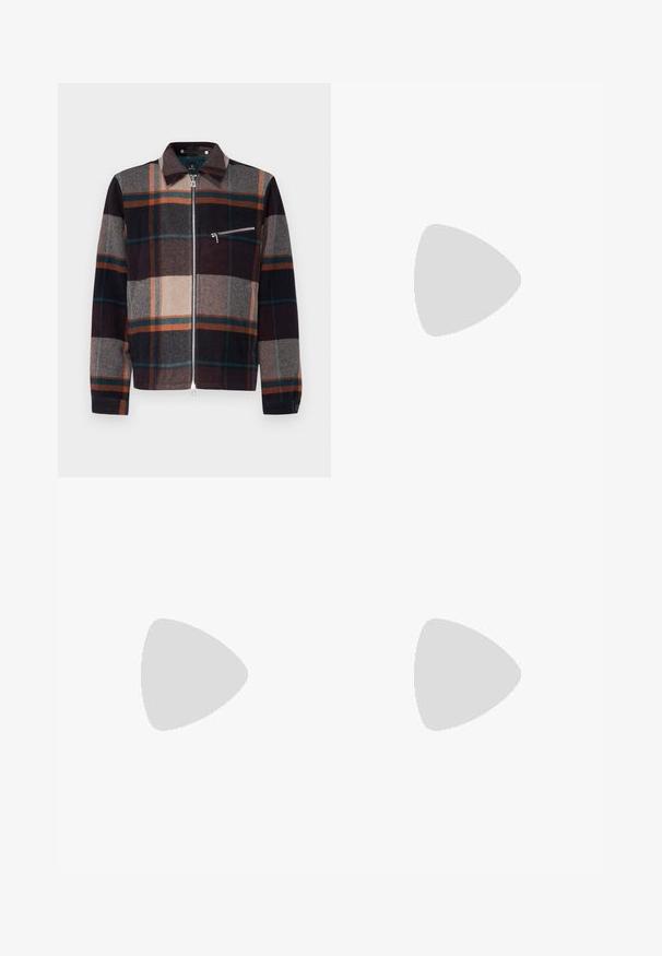 PS Paul Smith HARRINGTON JACKET - Giubbotto Bomber - multi coloured; T-shirt bianca a maniche corte in cotone con scollatura rotonda. Design semplice senza fantasie o accenti. Texture liscia.; Jeans in denim blu chiaro con vestibilità slim, cinque tasche e design a gamba dritta. Presenta un'apertura con zip e passanti per cintura. Texture morbida.; Sneaker bianco con accenti in camoscio, punta rotonda, lacci piatti e suola in gomma crema. Presenta un marchio verde sul tallone.