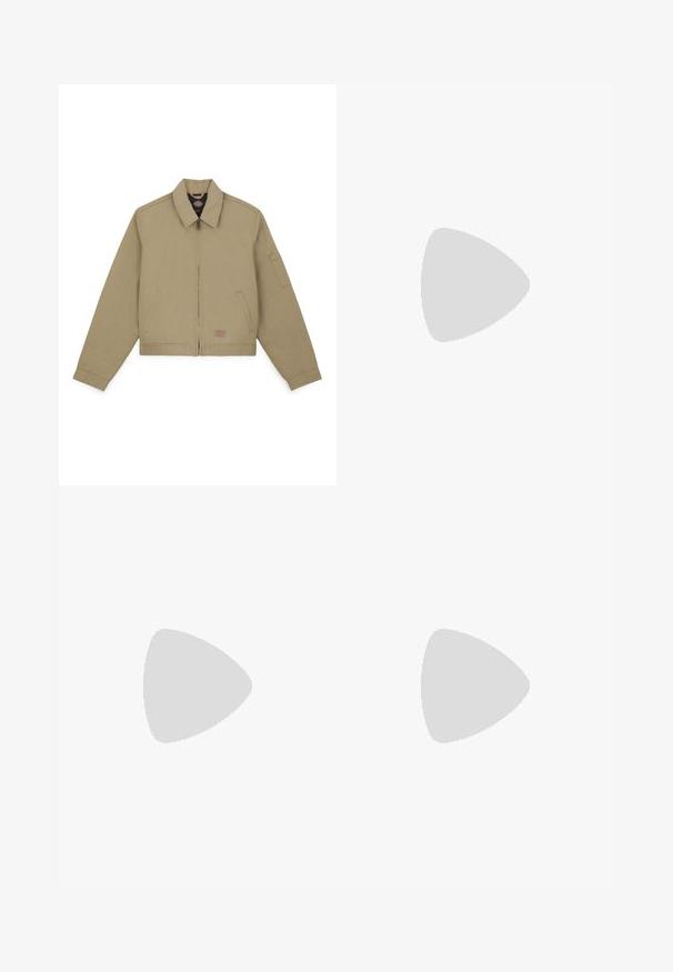 Chaqueta bomber caqui con cremallera frontal, cuello puntiagudo, bolsillos laterales y un bolsillo en la manga izquierda; fabricada con una resistente tela de algodón.; Camiseta de algodón azul claro con mangas cortas, cuello redondo y pequeño logo amarillo bordado en el pecho. Textura suave, corte relajado.; Pantalones cargo de pierna ancha en azul marino, confeccionados con una tela de algodón resistente, que incluyen bolsillos laterales y cierre de botón en la cintura.; Zapatillas deportivas beige con superposiciones de malla y sintéticas, presentando una superficie texturizada, un collar acolchado y amortiguación "ABZORB" en el talón.