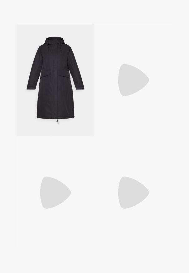 Cămașă lungă neagră cu glugă, buzunare frontale, șnururi la gât și la partea de jos, și o textură netedă.; Tricou scurt cu mânecă gri, fabricat dintr-un material moale, care absoarbe umezeala. Are un guler rotund și un mic logo alb în partea stângă sus.; Pantaloni negri, ajustați, confecționați dintr-un material flexibil. Caracteristici includ un buzunar cu fermoar pe lateral, genunchi articulați și o textură netedă.; Botă de drumeție neagră cu un design mediu, având un material texturat, accente gri și o talpă din cauciuc durabilă cu crampoane pentru aderență.