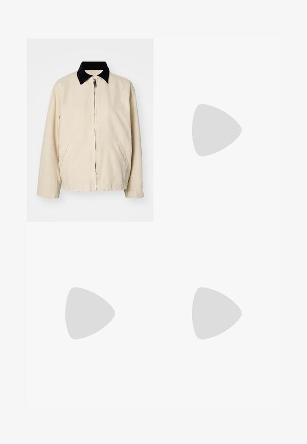 Weekday BELLE WASHED JACKET - Overgangsjakke - dusty beige; To korte ærmel t-shirts, en hvid og en sort, lavet af bomuld. Begge har en rund halsudskæring og et enkelt, klassisk design.; Sorte polyester culotte bukser med elastisk talje, to forpiber og en løs silhuet. Ingen synlige mønstre eller hardware detaljer.; Sort skridsandal med to guldspænder, glat tekstureret materiale, flad sål og et minimalistisk design.; Hvid stofpose med en trekantet form, der har øjelet detaljer og en bundet sløjfe accent øverst. Glat tekstur hele vejen igennem.