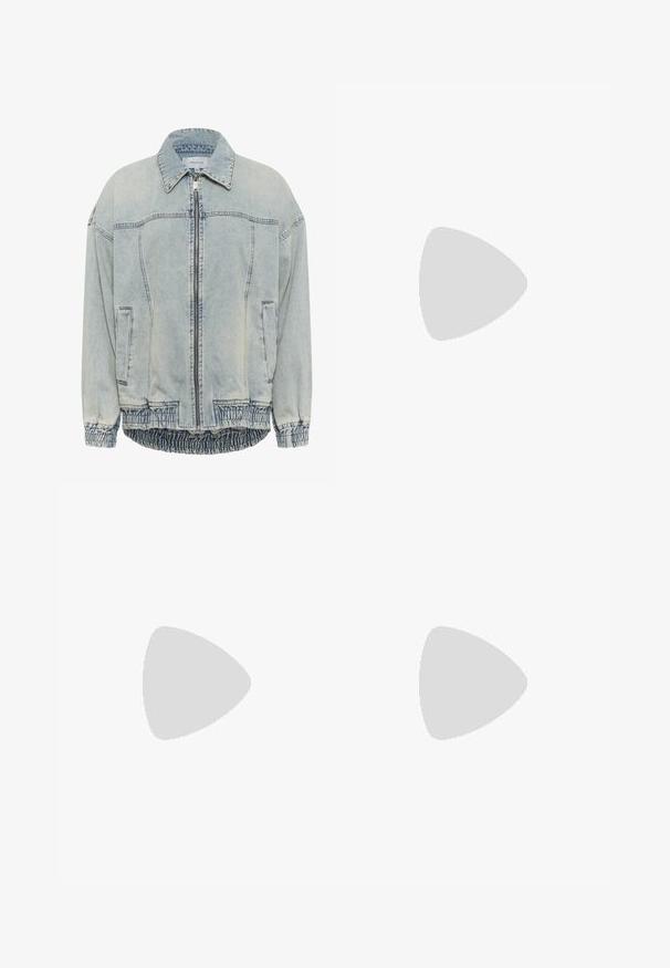 Lichtblauwe denimjas met een rits aan de voorkant, puntige kraag en geribbeld elastisch zoom. Bevat twee zijzakken en contrasterende stiksels.; Witte cropped t-shirt gemaakt van ribgebreide stof. Heeft een ronde halslijn en korte mouwen. Zwart geborduurd "cK" logo op de borst.; Zwarte denim shorts met een rechte snit, vijf zakken en een zilveren knoopsluiting. Gladde textuur met minimale stikseldetails.; Beige sport schoenen met gaas- en synthetische overlays, voorzien van een textuur, een gevoerde kraag en "ABZORB" demping bij de hiel.; Zwarte leren emmer tas met trekkoord sluiting, voorzien van een glanzend "CK" logo aan de voorkant en gouden hardware accenten.