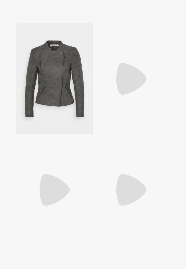 Siva nubuk jakna za motocikl s uskim oblikom, asimetričnim zatvaračem i više zippered džepova za detalje o pohrani.; Even&Odd Petite 2 PACK - Top - light grey/black; ONLY Petite ONLMADISON BLUSH WIDE - Široke nogavice - dark blue denim; Crne gležnjače s sjajnom površinom, četvrtastim vrhom i debelim blok petama. Dizajn ima besprijekornu siluetu i minimalno brendiranje.; Srebrne metalne naušnice u obliku prstena s brušenom teksturom, s kružnim dizajnom i prozirnom vrstom kopče za sigurno nošenje.