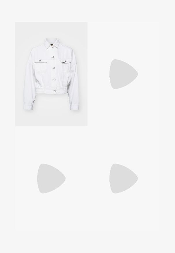 Vit denimjacka i cropped-stil med långa ärmar, två bröstfickor, silverknappar och elastisk nederkant. Slät textur med klassisk kragsdesign.; Svart linne i bomull, med rund halsringning och breda armhål. Slät yta med sydda fållar. Klassisk, minimalistisk design.; Svarta byxor med rak passform, utrustade med framfickor och sidoklyvningar vid fållen. Tillverkade av mjukt, slätt tyg. Lämpliga för olika tillfällen.; Svarta lackerade högklackade sandaler med två spännband, fyrkantig tå och en tjock klack, med en slät och glansig yta.