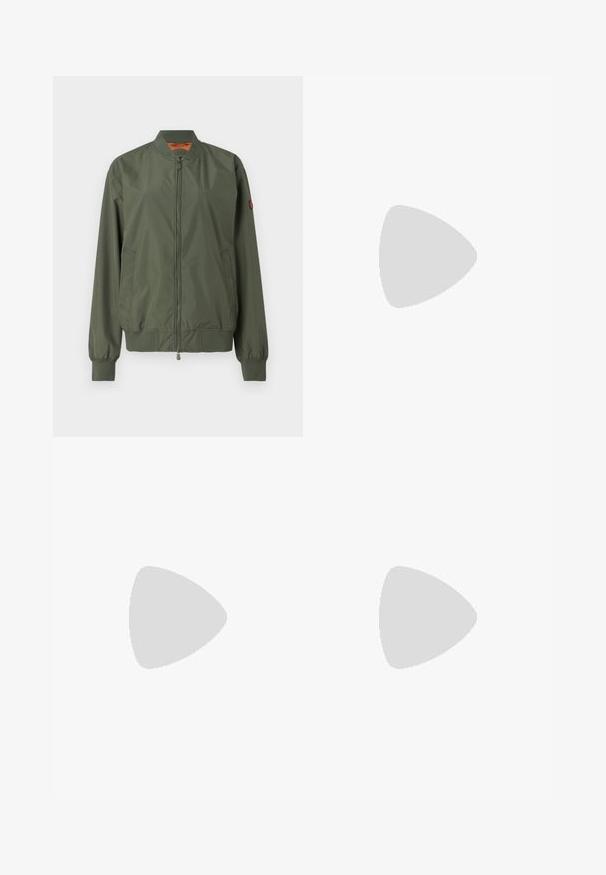 Groene bomberjack met een rits aan de voorkant, ribgebreide manchetten en zoom, zijzakken en een subtiele glans; heeft een oranje binnenkant.; Zwarte katoen T-shirt met een ronde halslijn, korte mouwen en een witte geprinte "Calvin Klein" logo en "Established 1968" tekst.; Lichtblauwe denim jeans met een hoge taille, wijde pijpen, twee zijzakken en geplooid ontwerp. Zachte textuur met een vervaagd uiterlijk.; Zwarte puntige slingback schoen met een lage hak, gemaakt van soepel leer en voorzien van een uitsnede aan de zijkant voor ventilatie.