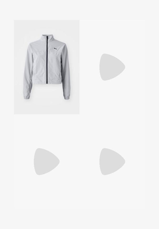Veste coupe-vent gris clair avec un col haut, fermeture éclair frontale complète et poignets élastiques. Présente un logo noir sur le côté supérieur gauche.; Blouse blanche à manches courtes volantes, avec un col rond et une dentelle décorative à la poitrine. Texture à pois sur l'ensemble.; Shorts roses à volants avec plusieurs couches de dentelle, présentant un doux nœud en satin à la taille et une finition transparente et texturée.; Sandale à talons hauts roses avec des accents de papillon, fabriquée en matériau lisse. Comprend de fines lanières et un talon élancé.