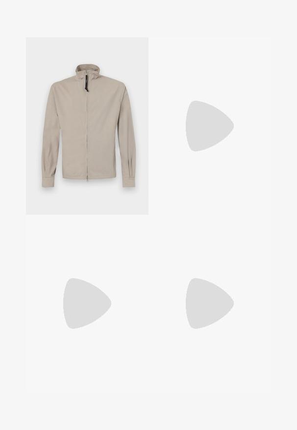 Béžová lehká bunda s vysokým límcem, předním zipem, dlouhými rukávy a elastickými manžetami. Hladká textura, minimalistický design, bez vzorů.; Černé oversized tričko s krátkým rukávem, kulatým výstřihem a viditelnou značkou Filippa K uvnitř límce.; Černé kalhoty na míru s rovně střiženým designem, vyrobené z hladké látky, s předním zapínáním na knoflík a dvěma bočními kapsami.; Černé pletené nazouvací boty s hladkým koženým akcentem na svršku, kulatou špičkou a nízkoprofilovou gumovou podrážkou.