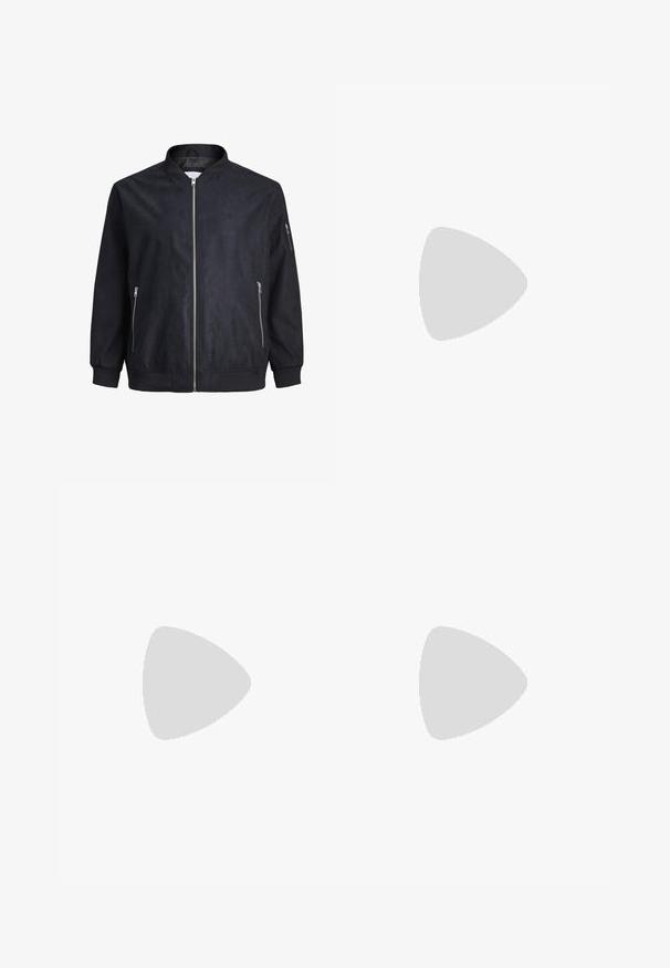 Sort bomberjakke med en glat tekstur, lynlåslukning foran, ribbede mansjetter og kant, samt sidelommer. Har et minimalistisk design uden mønstre.; To polo skjorter: en marineblå og en hvid, begge med en lille rød, hvid og blå detalje på brystlommen og kraven.; Mørkeblå denim jeans med slim fit, subtil falming, fem lommer og metalknaplukning. Syede detaljer i kontrastfarve.; Hvide atletiske sko lavet af syntetisk materiale. Har en glat overflade, rund tå, snørebåndsdesign og stribede detaljer på siderne.