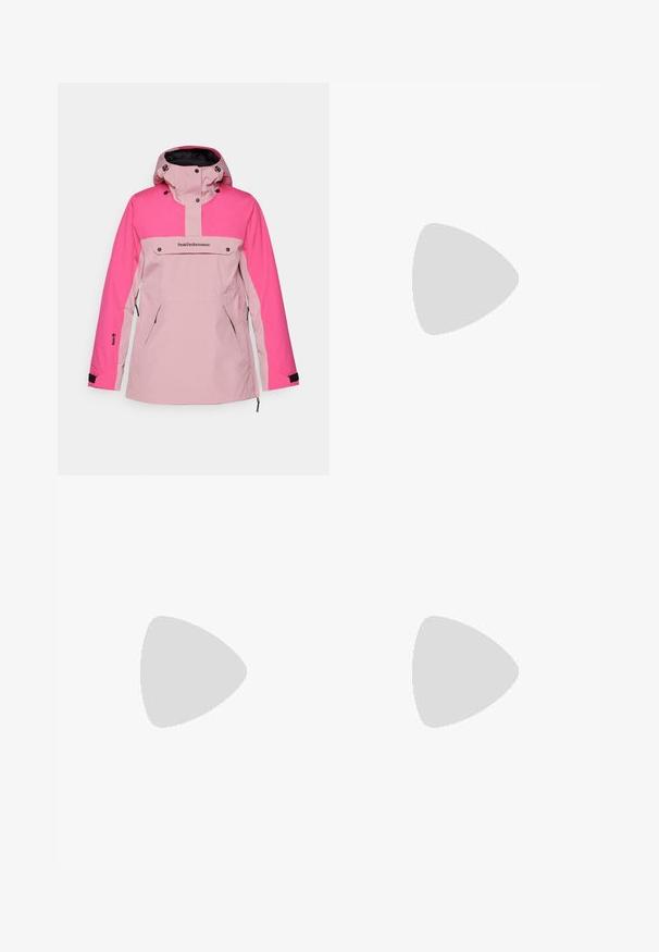 Peak Performance ANORAK - Snowboardjacke - bitter root/beetroot purple; Kurzärmliges weißes Sportshirt mit Rundhalsausschnitt, das ein Logo auf der Brust und eine glatte, leichte Stofftextur aufweist.; Schwarze, enganliegende Hosen aus einem flexiblen Material. Zu den Merkmalen gehören eine seitliche Reißverschlusstasche, vorgeformte Knie und eine glatte Textur.; Schwarzer Wanderstiefel mit einem mittelhohen Design, ausgestattet mit einer strukturierten Oberfläche, grauen Akzenten und einer robusten Gummisohle mit Profilstollen.