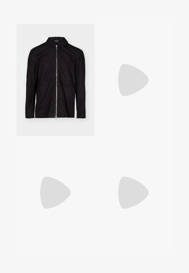 Casaco de camurça preto com colarinho, fecho de zíper na frente e mangas longas. Apresenta uma textura suave e um design minimalista.; T-shirt preta de algodão com gola redonda, mangas curtas e impressão de logó tipo branca no lado esquerdo do peito. Design simples, de cor sólida.; Calças cinzentas ajustadas, feitas de um tecido texturizado, com duas pregas frontais e um design de perna reta. Sem bolsos visíveis ou enfeites.; Sapatilhas de camurça bege com um design de cano baixo, bico redondo, atacadores planos e uma sola de borracha texturizada. Estilo minimalista sem logótipos visíveis.