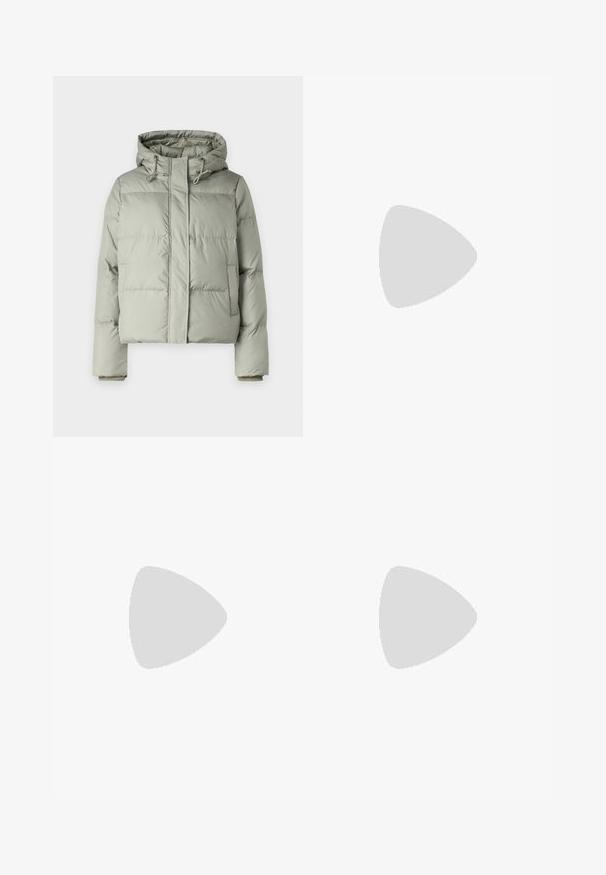 Veste matelassée vert clair avec capuche, présentant un design court, des panneaux cousus et des poignets élastiques. Comprend un cordon de serrage au niveau du cou.; Débardeur blanc sans manches en tissu côtelé, doté d'un col rond et d'une silhouette ajustée, avec des coutures minimales et sans ornements.; Jeans droits taille haute bleu clair avec une fermeture à boutons et des poches avant, présentés sur un fond blanc.; Baskets en daim et cuir noir avec un swoosh latéral crème et un talon crème clair. Dotées de lacets beige et d'une semelle en caoutchouc gomme.