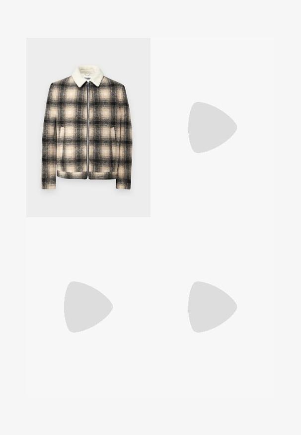 Giacca a quadri in tonalità nere, beige e crema. Caratterizzata da un collo in finta pelliccia e chiusura con zip full zip. Tessuto morbido con una finitura strutturata.; Canotta bianca in cotone con scollatura rotonda, spalline larghe e orlo dritto, caratterizzata da una superficie liscia e senza motivi visibili.; Jeans dritti marroni con cinque tasche, accessori in metallo e una texture liscia. Il tessuto presenta un motivo sottile e uniforme.; Mocassini in pelle marrone con accentuazione in tela taupe, dettaglio cucito e suola in gomma testurizzata progettata per comfort e durata.; Occhiali da sole Ray-Ban con lenti verdi, montatura in plastica nera e dettagli dorati ai bordi. Forma quadrata con finitura opaca.