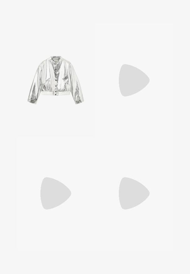 Sofie Schnoor ILVIASW - Giubbotto Bomber - silver; Tre magliette a maniche lunghe impilate: nera, grigia e bianca. Ognuna ha un colletto rotondo e un design accorciato con tessuto morbido e leggero.; Jeans wide-leg in denim blu scuro con vita alta, cinque tasche, cuciture arancioni a contrasto e chiusura con bottone. Texture liscia.; Ballerine in suede beige con punta tonda in pelle nera, tacco basso e texture liscia, caratterizzate da cuciture minime e un design pulito.