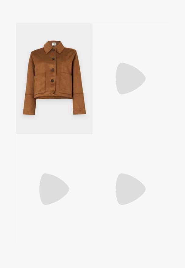 Abercrombie & Fitch Vegan Suede Button-Through Jacket - Lahka jakna - tannin; Bela kratka majica s kratkimi rokavi iz bombaža. Ima okroglo izrezovanje in sproščen kroj. Gladka tekstura brez vidnih vzorcev ali poudarkov.; Svetlo modri široki traper hlače. Imajo visoko pas, pet žepov in gumbasto zapiranje. Ravna rez s čistim robom.; Črne mule s gladkim, mat usnjem zgoraj in debelim, teksturiranim gumijastim podplatom. Opazna zlata dodatna oprema na zgornjem delu. Preprost, odprt dizajn.; Kovinske okrogle očala s tankim srebrnim okvirjem, prozornimi lečami in črnimi nogicami z gumijastimi konicami za udobje. Minimalističen dizajn.
