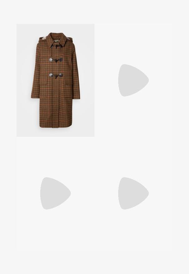 Bruine geruite dufflecoat met een capuchon, voorzien van toggelsluitingen en twee voorkoplastic. Gemaakt van een gestructureerde stof met een ruitpatroon.; Zwarte katoenen t-shirt met een ronde hals, korte mouwen en een geborduurd logo op de borst. Eenvoudige, comfortabele pasvorm zonder patronen.; Zwarte op maat gemaakte broek met een recht model, voorzien van een soepele textuur en scherpe plooien aan de voorkant. Geen zichtbare hardware.; Zwarte suède hoge hak pump met een spitse neus en een chunky hak. Strak ontwerp, gladde textuur en minimalistische stijl. Geen zichtbare merknaam.