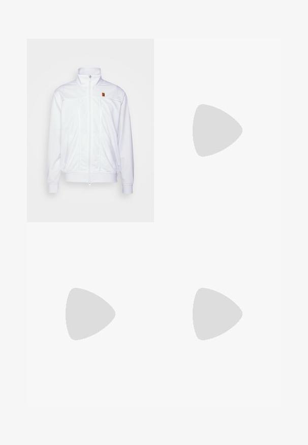 Chaqueta blanca con cremallera hecha de un tejido suave y liso. Presenta un cuello alto, cremallera frontal y un pequeño logotipo multicolor en el lado izquierdo del pecho.; Camiseta blanca de manga corta hecha de tela suave. Presenta un cuello redondo y un pequeño logo negro de Nike en el pecho izquierdo.; Pantalones cortos deportivos blancos hechos de una tela ligera con una cinturilla elástica, que cuentan con dos bolsillos laterales y un pequeño logo negro en el dobladillo.; Zapatilla deportiva blanca con parte superior de malla texturizada, suela de goma negra y acento del swoosh de Nike en color teal. Cuenta con cordones y un collar acolchado.