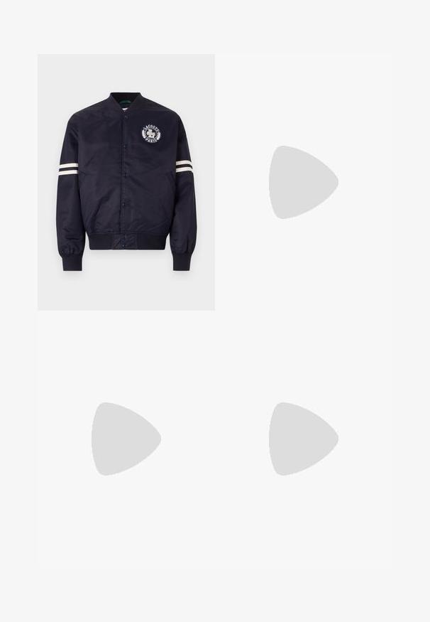 Chaqueta bomber azul marino hecha de tela suave, con un logo redondo en el lado izquierdo del pecho y rayas blancas en las mangas. Puños acanalados.; Camiseta de manga larga negra de algodón, con escote redondo y un pequeño logo de cocodrilo bordado en verde en el lado izquierdo del pecho.; Jeans de mezclilla azul claro con un corte amplio, piernas rectas, diseño de cinco bolsillos y cierre de botón en la cintura. Detalle de costura minimalista.; Zapatillas Lacoste en gris oscuro con material de malla y sintético, que cuentan con una suela texturizada y detalles en marrón en el cuello y la marca.
