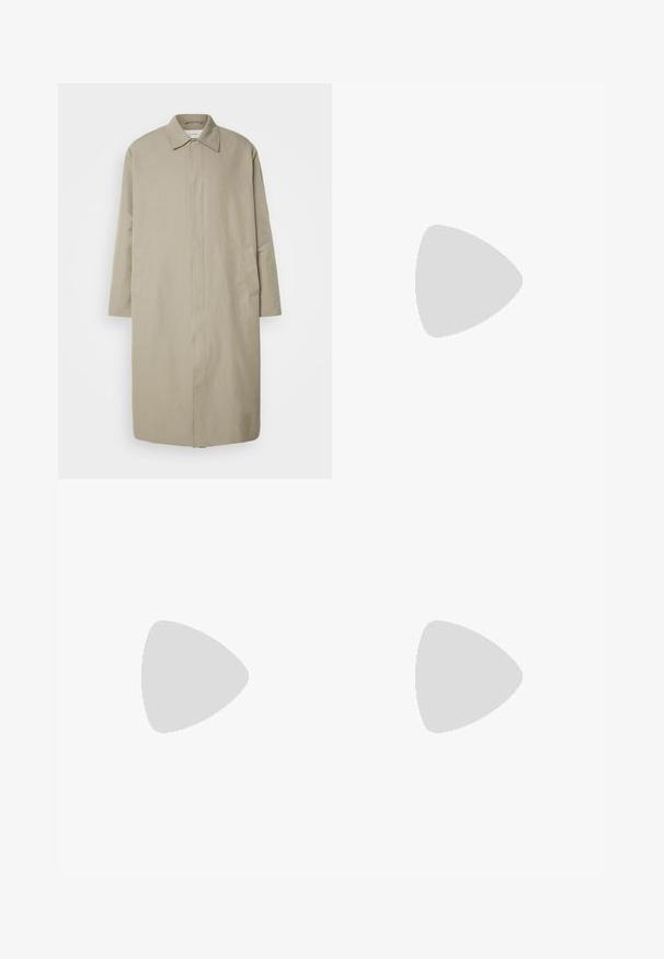 Beige lange jas van lichtgewicht stof met een rechte snit, puntkleur en zijzakken; minimalistisch ontwerp zonder zichtbare sluitingen.; Zwarte tanktop met een ronde halslijn en brede schouderbanden. Gemaakt van zachte stof, met een gladde textuur en een eenvoudig ontwerp.; Beige broek met een rechte snit, voorzien van een enkele zwarte knoop, riemlussen en zijzakken. Glad stoffen textuur en een minimalistisch ontwerp.; Zwarte leren oxford schoenen met vetersluiting, ronde neus, platte rubberen zool en subtiele stiksel details langs het bovenwerk.
