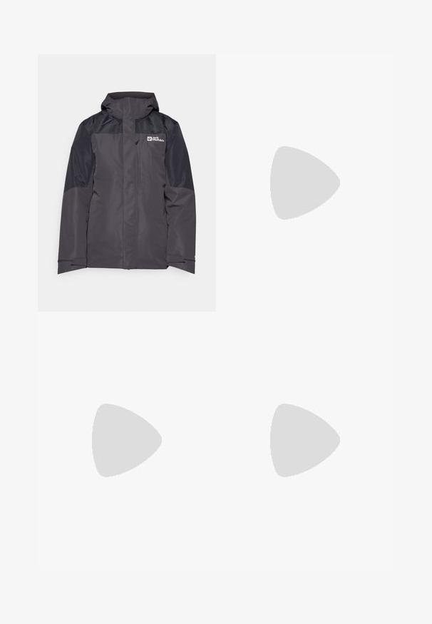 Jack Wolfskin ROMBERG 3IN1 - Outdoorjas - phantom; Zwart T-shirt met korte mouwen, gemaakt van lichtgewicht, vochtafvoerende stof. Heeft een wit logo op de linkerborst en een ronde halslijn.; Zwarte sportbroek met een elastische tailleband, gemaakt van lichtgewicht stof, met een klein logo op het onderbeen en een rechte pijpdesign.; Zwarte trailrunning schoen met een gestructureerde bovenkant, rubberen zool en versterkte neus. Voorzien van een gevoerde kraag en een trekhaak voor eenvoudig aan- en uittrekken.