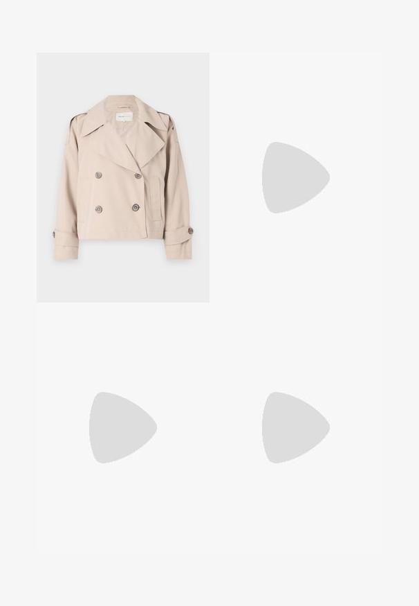 Valkoinen lyhennetty trench-coat, jossa on kaksirivinen nappikiinnitys, leveät kaulukset ja käännetyt hihansuut. Sujuva pinta, minimalistinen muotoilu.; V-kaulus valkoinen T-paita, joka on valmistettu pehmeästä ja sileästä kankaasta. Siinä on lyhyet hihat, rento istuvuus ja etiketti kaula-aukossa. Yksinkertainen ja monikäyttöinen muotoilu.; Valkoiset leveät housut pehmeästä kankaasta, joissa on nyörivyö ja sileä pinta. Ei kuvioita tai koristeita näkyvissä.; Valkoiset lenkkarit, joissa on verkkokangas, kumipohja, nauhattomuus elastisilla nauhoilla ja kultatäyteiset yksityiskohdat.; Laukkua, joka on valmistettu merivoimien sametista, on löysästi muotoiltu, leveillä olkahihnoilla ja näkyvällä ompeluyksityiskohdalla kehossa.