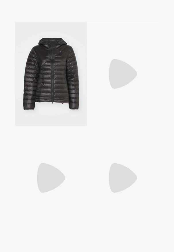 Sort pufferjakke med hætte, med et quiltet design, vandrette kammer og en lynlåslukning foran. Fremstillet af letvægts, glansfuldt materiale.; Sort langærmet t-shirt lavet af bomuld med rund hals. Har et lille hvidt logo på venstre brystområde. Enkel design og pasform.; Sorte, tætsiddende bukser lavet af et fleksibelt materiale. Funktioner inkluderer en lynlåslomme i siden, artikulerede knæ og en glat tekstur.; Beige og creme atletiksko med struktureret mesh-overdel, støttende overlays og gummiyderside med et mønster for trækkraft.