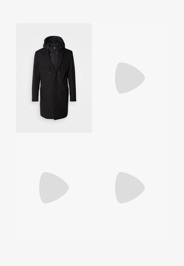 Svart kappa med avtagbar vadderad huva, dragkedjestängning, sidofickor och skräddarsydd design. Slät textur och rena linjer genom hela plagget.; Långärmad ljusgrå polotröja i mjukt tyg, med en knäppning med tre knappar och ribbade ärmslut, samt en klassisk kragsdesign.; Ljusgrå byxor med en slät yta, platt fram och raka ben. Tillverkade av ett andningsbart tyg, med interna fickor och bälteshällor.; Svart läder snörsko med rund tå, slät yta, minimal söm och låg gummihäl. Logotyp på hälen.