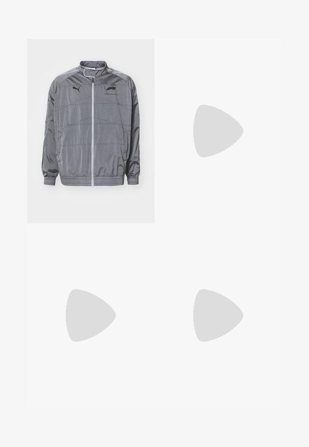 Grå zipjacka i mjukt, lätt material. Har designlinjer, elastiska ärmmuddar och en logotypaccent på bröstet.; Röd t-shirt med kort ärm av slätt tyg, med vita detaljer och flera sponsorlogotyper, inklusive Ferrari-emblemet på bröstet.; Svarta byxor av slitstark tyg med rak bendesign, midja med bälteshål och sömmar för extra struktur.; Puma-sneakers i vit och svart mocka, med en brun gummisula. Kombinerade med vita strumpor som visar upp en svart logotyp, bärs tillsammans med mörka byxor.; Guldhalsband med stora sammanlänkade kedjor, med en cirkulär hängare i mitten som har en upphöjd emblem.