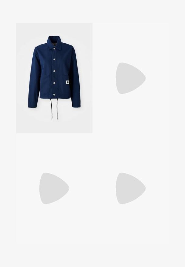 Marineblå jakke i bomuldsblandet stof; har en knaplukning, to forlommer og en snor i kanten. Diskret branding på den nederste lomme.; Hvid bomulds-t-shirt med en afslappet pasform, korte ærmer og et lille broderet logo på venstre brystområde.; Hvide denimbukser med høj talje og bred benpasform. Har en knap- og lynlåslukning, bæltesløjfer og subtile syninger.; Lyserøde ruskindsneakers med grønne striber, hvide accenter og en brun gummisål. Har tekstureret stof og logodetaljer på siden.