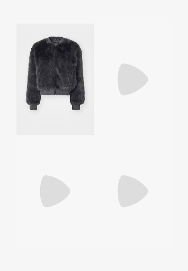 ONLY ONLMANNY - Vinterjakker - thunderstorm; Smocket bluse med et ternet mønster i sort, hvid og beige. Rynket halsudskæring og manchetter, lange ærmer, cropped fit.; Cremefarvede bredbenede bukser lavet af blødt stof, med elastisk talje, snørrebånd og sidelommer. Glat tekstur.; Sorte suede ankelstøvler med en tyk platformsål og blødt foer. Afsluttet med stikninger og en bageste strop for nem påtagning.; Sorte stof håndtaske med to frontlommer med sløjfedetaljer, dobbelte håndtag og lynlåslukning. Blød tekstur og rektangulær form.